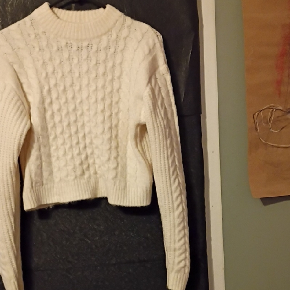 Women's White Cable Knit Cropped Sweater. Sz Small